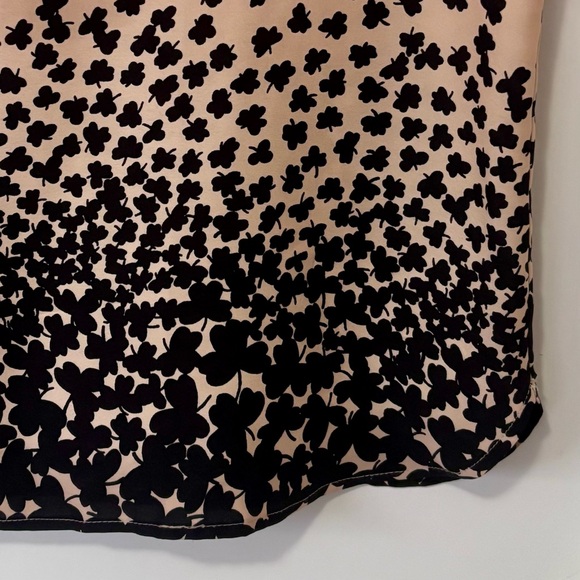 Ann Taylor| Cream & Black Sleeveless V-Neck Buttoned Blouse w/Clover Print Sz L - Picture 4 of 4